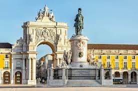 360-degree panoramic view from rooftop terrace showing Praça do Comércio and Tagus River