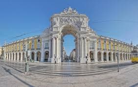 Four colossal statues of Portuguese heroes on the arch facade