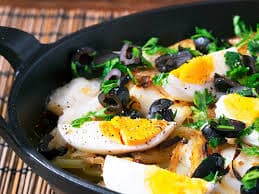 Chef teaching bacalhau preparation